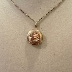 Elegant Gold Cameo Pendant Necklace